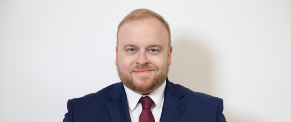 Nowy rzecznik ministra-homofoba jest gejem. Prawicowe media poszły w chochole tango